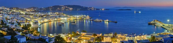 Tekneleri, Cyclades adaları ve Yunanistan 'daki Mykonos Adası limanı — Stok fotoğraf