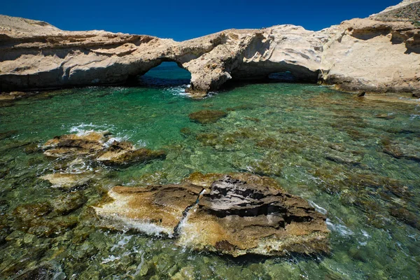 La playa de Agios Konstantinos en Milos, Grecia — Foto de Stock