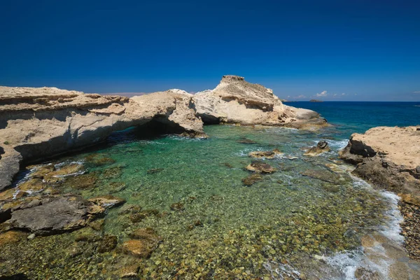 Yunanistan 'ın Milos kentindeki Agios Konstantinos plajı — Stok fotoğraf
