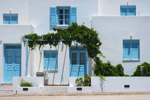 Традиционные греческие дома архитектуры окрашены в белый цвет с голубыми дверями и ставнями — стоковое фото