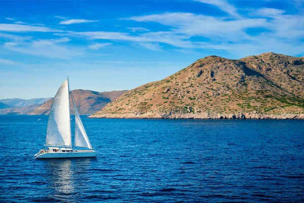 Catamaran yacht in Aegean Sea — Stock Photo, Image