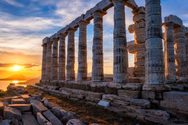 Günbatımında Sounio Burnu 'ndaki Poseidon tapınağı harabeleri, Yunanistan