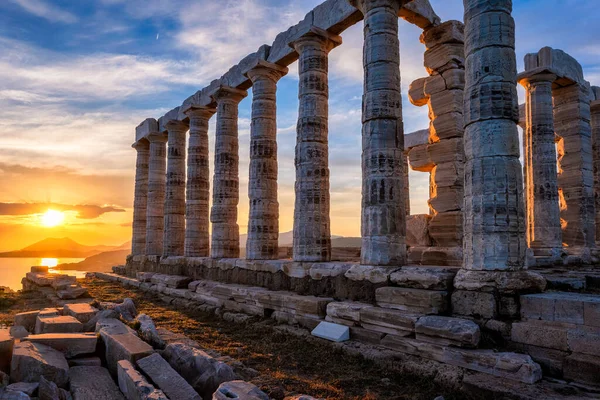 Poseidón templo ruinas en Cabo Sounio en la puesta del sol, Grecia — Foto de Stock