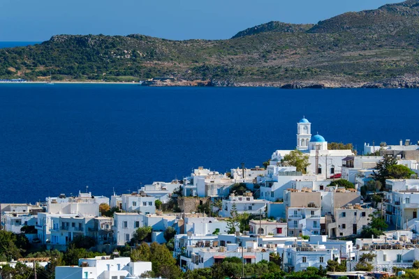 View of Plaka village with traditional Greek church. Milos island, Greece — Stock Photo, Image