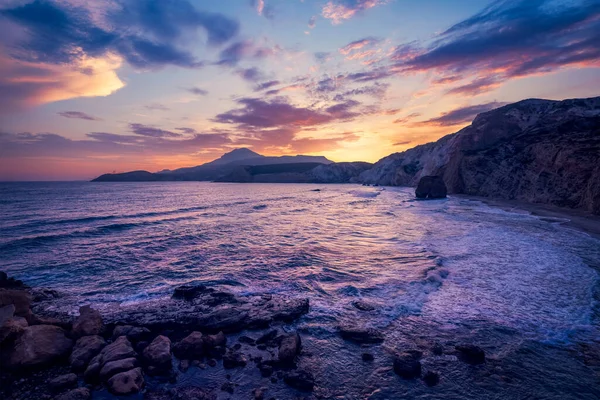 Playa de Fyriplaka al atardecer, Isla de Milos, Cícladas, Grecia —  Fotos de Stock