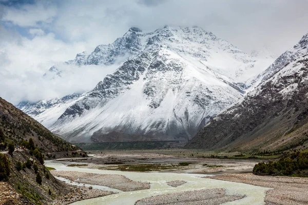 Valle de Lahaul en Himalaya con montañas nevadas. Himachal Pradesh, India —  Fotos de Stock