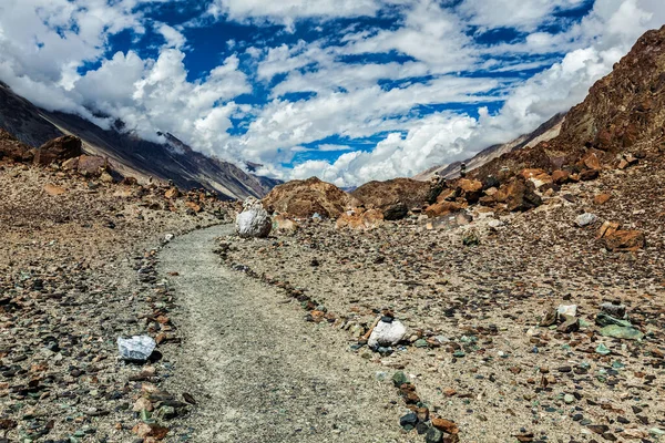 Foot path to sacred lake Lohat Tso in Himalayas. Nubra valley, Ladakh, India — Stock Photo, Image