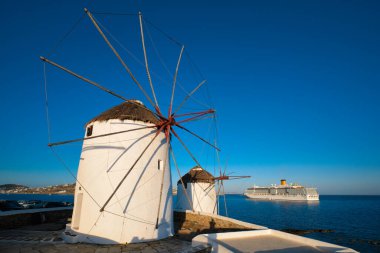 Gündoğumunda Mikonos adasında geleneksel Yunan yel değirmenleri, Kiklad, Yunanistan