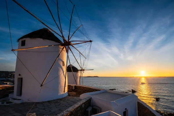 Hagyományos görög szélmalmok Mykonos szigetén napkeltekor, Kerékpárok, Görögország — Stock Fotó