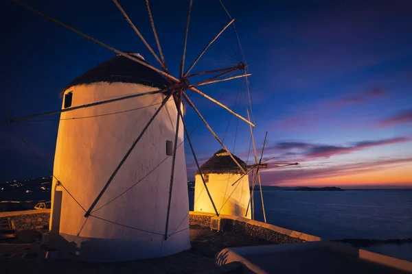 Mulini a vento tradizionali greci sull'isola di Mykonos all'alba, Cicladi, Grecia — Foto Stock