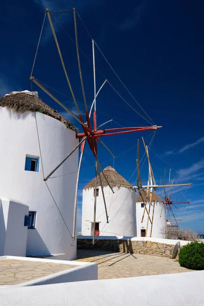 Hagyományos görög szélmalmok Mykonos szigetén napkeltekor, Kerékpárok, Görögország Stock Fotó