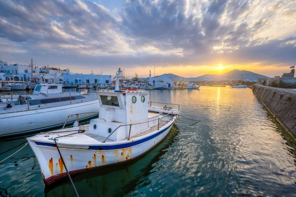 Old fishing boat in port of Naousa on sunset. Paros lsland, Greece — Stock Photo, Image