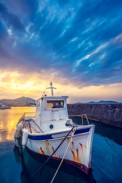 Oude vissersboot in de haven van Naousa bij zonsondergang. Paros Island, Griekenland — Stockfoto