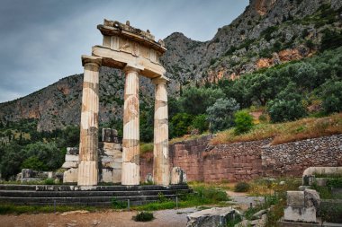 Yunanistan 'ın antik Delphi kentindeki Athena Pronoia tapınağı harabeleri