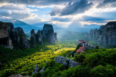 Meteora manastırlarının üzerinde gün batımı