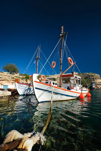 Jabalíes de pesca en el puerto del pueblo pesquero de Mandrakia, isla de Milos, Grecia — Foto de Stock