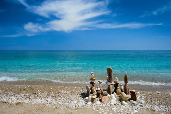 Denge ve uyum kavramı - kumsalda çakıl taşı yığınları — Stok fotoğraf