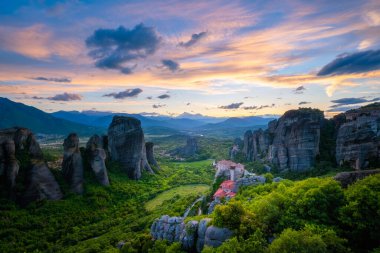 Günbatımı gökyüzü ve Meteora Manastırı
