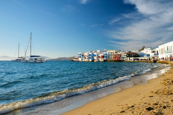 Pôr do sol em Mykonos, Grécia, com navio de cruzeiro e iates no porto — Fotografia de Stock