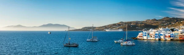 Tramonto a Mykonos, Grecia, con nave da crociera e yacht nel porto — Foto Stock