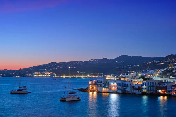 Yunanistan 'ın Mykonos kentinde günbatımı, limanda yolcu gemisi ve yatlarla — Stok fotoğraf