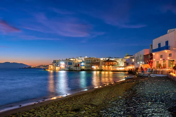 Solnedgång i Mykonos, Grekland, med kryssningsfartyg och yachter i hamnen — Stockfoto