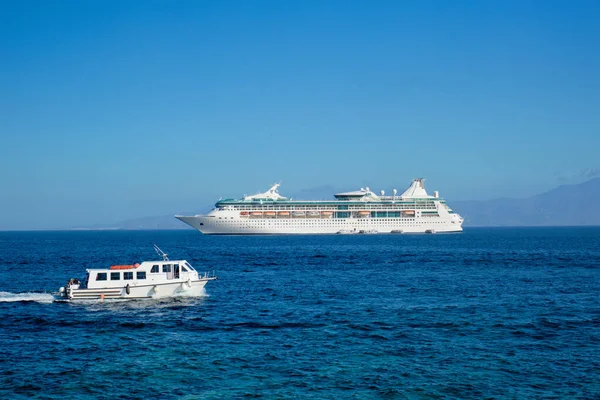 船和游轮是爱琴海.希腊Mykonos岛Chora — 图库照片