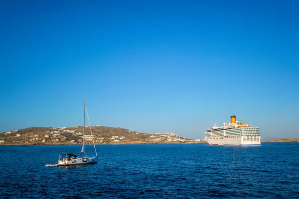 Båt yacht och kryssningsfartyg är Egeiska havet. Chora, ön Mykonos, Grekland — Stockfoto
