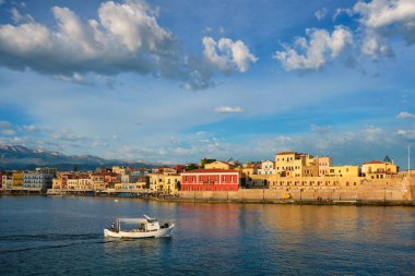 Girit Adası, Chania 'nın pitoresk eski limanında tekne. Yunanistan