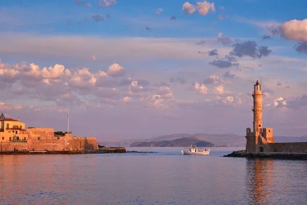 Boot im malerischen alten Hafen von Chania, Insel Kreta. Griechenland — Stockfoto
