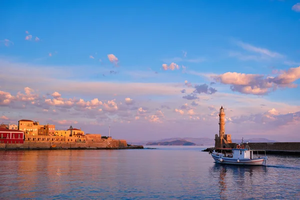 Barco no pitoresco porto antigo de Chania, ilha de Creta. Grécia — Fotografia de Stock