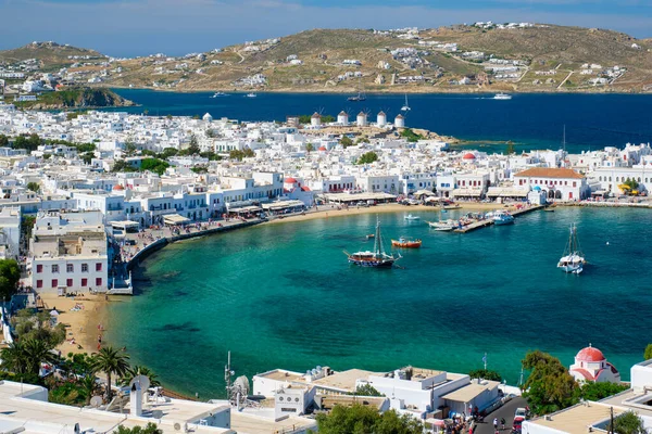 Tekneleri, Cyclades adaları ve Yunanistan 'daki Mykonos Adası limanı — Stok fotoğraf