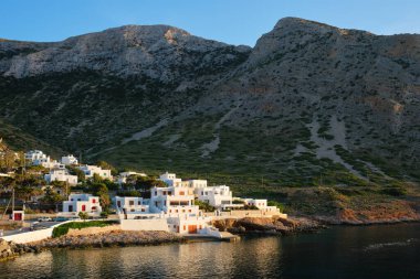 Gün batımında Sifnos adasında geleneksel beyaz evleri olan Kamares kasabası. Yunanistan