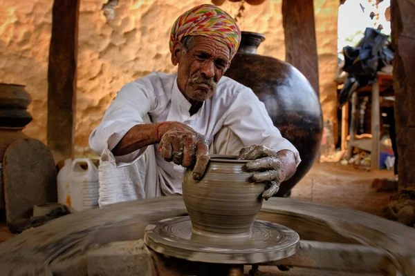 Indiska krukmakare på jobbet. hantverk från Shilpagram, Udaipur, Rajasthan, Indien — Stockfoto
