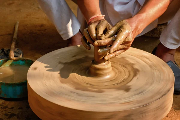 Indischer Töpfer bei der Arbeit, Shilpagram, Udaipur, Rajasthan, Indien — Stockfoto