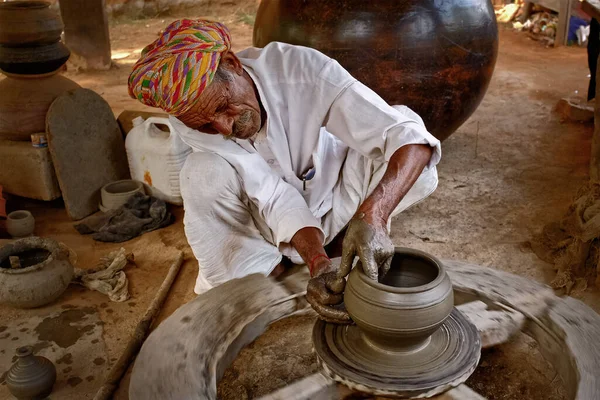 Alfarero indio en el trabajo, Shilpagram, Udaipur, Rajastán, India — Foto de Stock