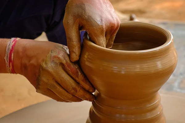 Poterie - mains humides habiles de potier façonnant l'argile sur la roue de potier — Photo