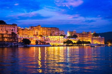Udaipur Şehir Sarayı akşam manzaralı. Udaipur, Hindistan