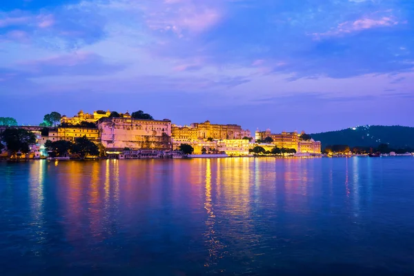 Udaipur City Palace in the evening view. Udaipur, India — Stock Photo, Image