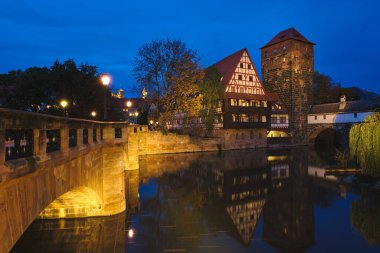 Pegnitz nehrinin nehir kıyısındaki Nuremberg şehir evleri. Nuremberg, Franconia, Bavyera, Almanya