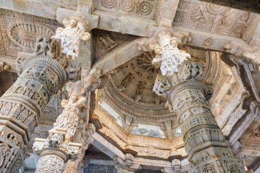 Ranakpur, Rajasthan 'daki Ranakpur Jain tapınağının güzel kolları. Hindistan