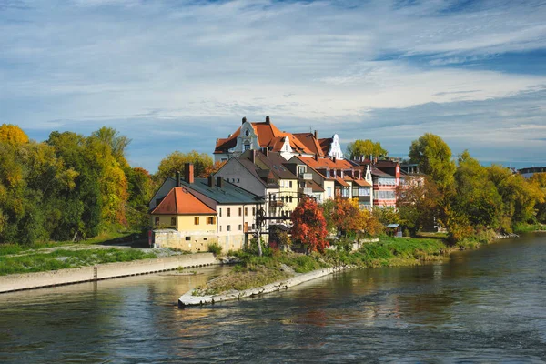 Domy podél Dunaje. Regensburg, Bavorsko, Německo — Stock fotografie