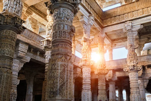 Kolommen van de prachtige Ranakpur Jain tempel in Ranakpur, Rajasthan. India — Stockfoto