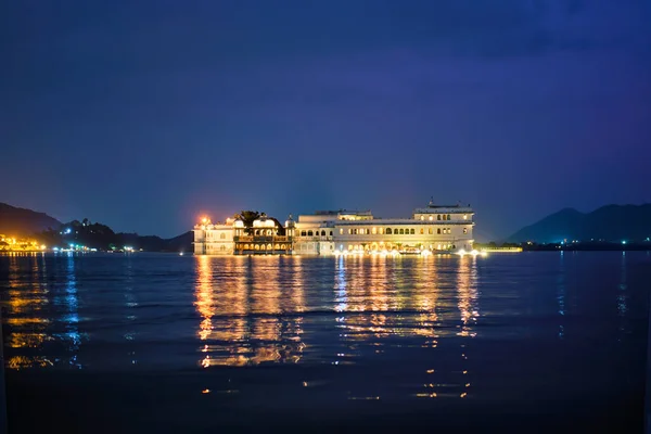 Lake Palace palácio no Lago Pichola no crepúsculo, Udaipur, Rajasthan, Índia — Fotografia de Stock
