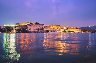 Udaipur Şehir Sarayı akşam manzaralı. Udaipur, Hindistan