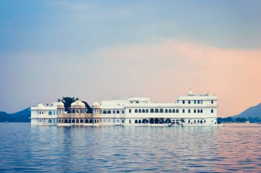 Pichola Gölü 'ndeki Lake Palace Sarayı Alacakaranlık, Udaipur, Rajasthan, Hindistan