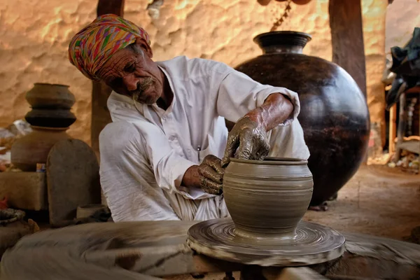 Ceramista indiano al lavoro. Artigianato di Shilpagram, Udaipur, Rajasthan, India — Foto Stock