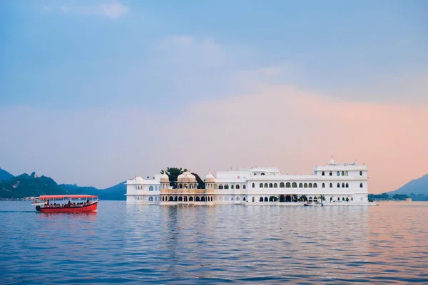 Lake Palace Palace στη λίμνη Pichola στο λυκόφως, Udaipur, Rajasthan, Ινδία — Φωτογραφία Αρχείου