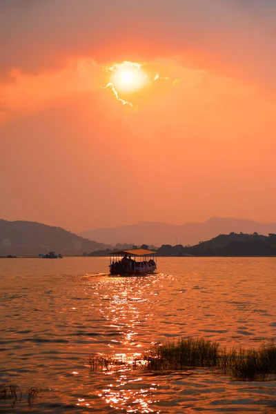 Boat in lake Pichola on sunset. Udaipur, Rajasthan, India — Stock Photo, Image