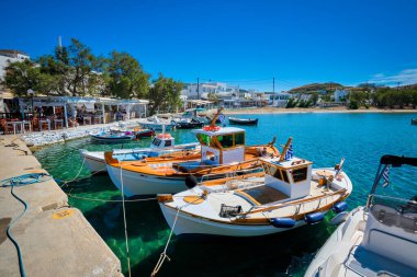 Yunanistan 'ın Milos kentindeki Polonya plaj ve balıkçı köyü